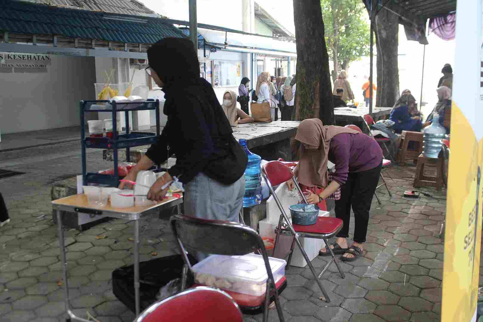 Persiapan Pembukaan Stand